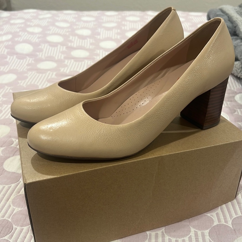 Pretty chic tan pumps size 13, worn once